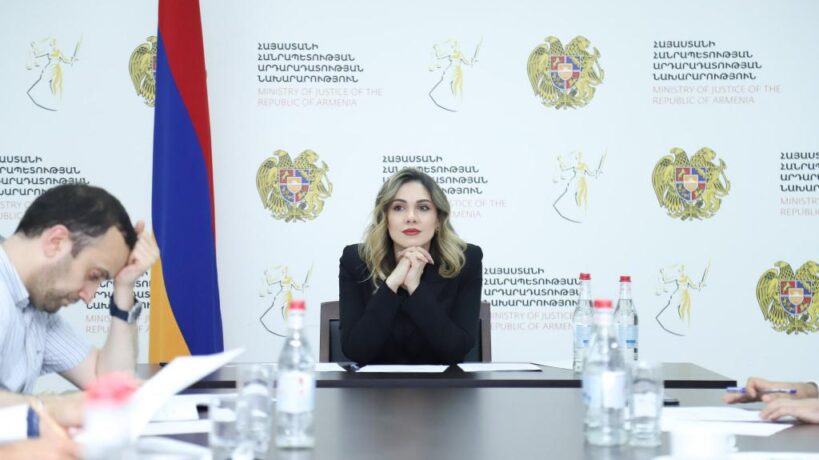 Խորհուրդը լսում է՝ նախարարությունը գրում. Ե՞րբ սպասել նոր Սահմանադրությանը