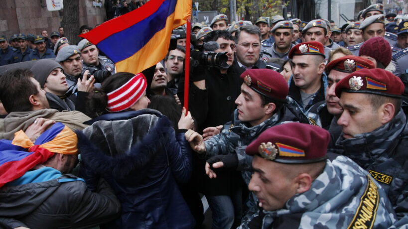Հայաստանը կորցնում է ժողովրդավարությունը. բռնաճնշումներ և տեղեկատվական անեքսիայի միջև