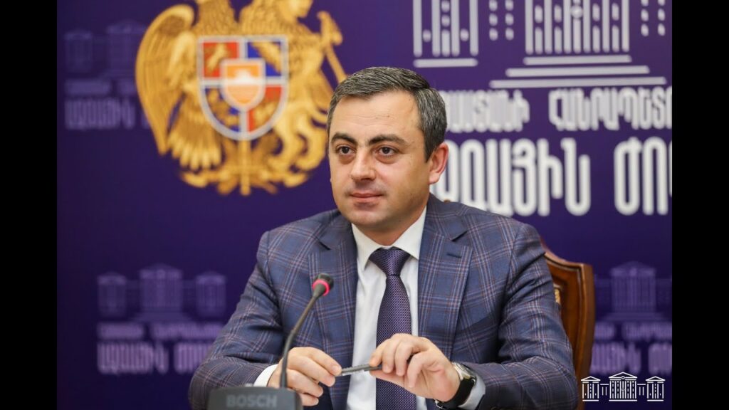 «Հայաստան» խմբակցությունը պաշտոնապես միացավ Փաշինյանի իմպիչմենտի պահանջին Ընդդիմադիր «Հայաստան» խմբակցությունը իր պատգամավորների բոլոր 28 ստորագրությունները փոխանցել է «Պատիվ ունեմ» խմբակցությանը՝ այդպիսով պաշտոնապես միանալով վարչապետ Նիկոլ Փաշինյանի իմպիչմենտի նախաձեռնությանը։ Այս մասին հայտարարել է «Հայաստան» խմբակցության անդամ և ՀՅԴ Գերագույն մարմնի ներկայացուցիչ Իշխան Սաղաթելյանը։ «Մեր գործընկերները «Պատիվ ունեմ» խմբակցությունից ստանձնել են պատասխանատվություն իմպիչմենտի գործընթացը սկսելու համար։ Մենք մեր աջակցությունն ենք հայտնել սկզբից և այժմ ներկայացրել ենք բոլոր ստորագրությունները՝ հաստատելով «Հայաստան» դաշինքի մասնակցությունը այս նախաձեռնությանը։ Հաջորդ քայլը իշխանամետ պատգամավորներին ներգրավելն է՝ մնացած ստորագրությունները հավաքելու և գործընթացը սկսելու համար», - ասել է Սաղաթելյանը «Ազգային ճգնաժամի և կառավարման ձախողման մասին» հայտարարության նախագծի վերաբերյալ խորհրդարանական լսումների ժամանակ։ Նա հիշեցրել է, որ «Հայաստան» խմբակցությունն արդեն երեք ամիս առաջ հայտարարել էր այս գործընթացին աջակցելու իր պատրաստակամության մասին։ «Հաշվի առնելով ստեղծված իրավիճակը և մեր գործընկերների հավաստիացումները՝ մենք մեր պատգամավորների բոլոր 28 ստորագրությունները հանձնել ենք «Պատիվ ունեմ» խմբակցությանը, որպեսզի նրանք կարողանան ընդգրկել յաս հարցի առաջխաղացումը։ Մենք ակնկալում ենք, որ մնացած ստորագրությունները շուտով կհավաքվեն, և նախաձեռնությունը կանցնի գործնական փուլ։ Դրա համար կան իրավական հիմքեր՝ երկու ընդդիմադիր խմբակցությունների ստորագրությունները համապատասխան փաստաթղթի վրա», - նշեց նա։