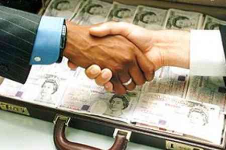 Հայաստանը չունի հիմնարար թերություններ, բայց կարիք ունի ռազմավարության – կարծիք 2025 թվականի առաջին կեսին Հայաստանը ցուցաբերում է ներդրումային ակտիվության աշխուժացման նշաններ։ Համաշխարհային բանկի տվյալներով՝ ուղղակի օտարերկրյա ներդրումների զուտ ներհոսքը, հիմնականում հանքարդյունաբերության և ավիացիայի ոլորտներում, աճել է՝ կազմելով ՀՆԱ-ի 0.6 տոկոսը։ Սա նշանակալի առաջընթաց է 2024 թվականի պատմական նվազագույն ցուցանիշի համեմատ, երբ այդ ցուցանիշը կազմում էր ընդամենը 0.3 տոկոս։ Դրամի և ԱՄՆ դոլարի փոխարժեքի կայունությունը, նախորդ տարվա օգոստոսի և սեպտեմբերի համեմատ 1.2 տոկոսով արժևորումը, ինչպես նաև միջազգային պահուստների աճը՝ հասնելով 4.2 միլիարդ դոլարի (որն ապահովում է ներմուծման չորս ամսվա ծածկույթ), ներդրողների համար բարենպաստ ֆոն են ստեղծում։ Սակայն դրամի արժեզրկումը եվրոյի (4.4%) և ռուսական ռուբլու (9%) նկատմամբ, ինչպես նաև իրական արդյունավետ փոխարժեքի 2.2 տոկոսով անկումը վկայում են առկա մարտահրավերների պահպանման մասին։ Կանոնակարգային հիմքը՝ ներդրողների վստահության հիմնաքարը Միջազգային ներդրումային բանկային գործի փորձագետ Մարկ Չենյանը, ով սերտորեն համագործակցել է Սիլիկոնյան հովտի ընկերությունների և ԱՄՆ առաջատար ընկերությունների հետ, համոզված է՝ Հայաստանը չունի հիմնարար թերություններ, սակայն ռազմավարության կարիք ունի։ Փորձագետի կարծիքով՝ կարևոր խնդիրներից մեկը ուժեղ կանոնակարգող մարմնի բացակայությունն է, որը համարժեք կլիներ ԱՄՆ-ի Արժեթղթերի և բորսայի հանձնաժողովին (SEC)։ Այս բացը ստեղծում է անորոշություն, որը վախեցնում է խոշոր կապիտալը։ Չենյանը նշում է, որ Հայաստանում արդեն գոյություն ունեն ավելի քան 60 որակավորված մասնագետներ ֆինանսական կարգավորման ոլորտում — սա կայուն հիմք է, սակայն այն լիարժեք չի օգտագործվում։ «Երբ նման մարմին գոյություն ունի, այն մեծ վստահություն է ներշնչում օտարերկրյա ներդրողներին», — բացատրում է Չենյանը։ Հուսալի կարգավորիչի բացակայության դեպքում ռիսկերը թվում են չափազանց բարձր, և կապիտալը նախընտրում է շրջանցել երկիրը։ Վիճակը շտկելու համար Չենյանը առաջարկում է հստակ ծրագիր՝ ուղարկել 8–10 մասնագետներից կազմված խումբ ԱՄՆ՝ ուսման, որտեղ նրանք կուսումնասիրեն SEC-ի լավագույն փորձը։ Վերադարձին նրանք կկարողանան ձևավորել անկախ մարմին, որը կապահովի թափանցիկություն և ներդրումների պաշտպանություն։ Սա փաստացի առաջին քայլն է բաժնետիրական կապիտալ ներգրավելու ուղղությամբ, որը կենտրոնացած է երկարաժամկետ աճի վրա։ Փորձագետի առաջարկած մոտեցումը ոչ միայն կբարձրացնի վստահությունը, այլ նաև կներառի Հայաստանը գլոբալ ֆինանսական ստանդարտների մեջ՝ դարձնելով այն միջազգային էկոհամակարգի մաս, որտեղ ներդրողները զգում են իրենց պաշտպանված։ Հարկային և առևտրային օրենսդրություն՝ թափանցիկության ճանապարհ Իրավական դաշտին անդրադառնալով՝ Մարկ Չենյանը նշում է հարկային և առևտրային օրենսդրության անկատար լինելը՝ որպես ևս մեկ խոչընդոտ։ Ներդրողները մանրակրկիտ գնահատում են ռիսկերը և եկամտի ակնկալիքները, իսկ այստեղ Հայաստանը հետ է մնում միջազգային նորմերից։ «Հարկային համակարգերը պետք է հստակ լինեն և համապատասխանեն միջազգային չափանիշներին», — նշում է փորձագետը։ Նա օրինակ է բերում իր զրույցներից բիզնեսի ներկայացուցիչների հետ. ներկայիս մոդելը, ըստ որի փոքր եկամուտից գանձվում է 20% հարկ, կարող է լինել արդյունավետ, եթե ապահովում է կայունություն՝ ի տարբերություն մեծ գումարների ցածր հարկման առանց երաշխիքների։ «Այսօրվա 20 տոկոսը ներդրում է վաղվա 100 տոկոսի մեջ», — ընդգծում է Չենյանը՝ նախազգուշացնելով, որ ներդրումային միջավայրի բացասական ընկալումը վանում է գլոբալ շուկաները։ Փորձագետի համոզմամբ՝ Հայաստանը առաջիկա 3–5 տարիների ընթացքում պետք է անցկացնի բարեփոխումներ՝ օրենսդրությունը համաժամեցնելով միջազգային չափանիշների հետ։ Դա թույլ կտա կենտրոնանալ տնտեսական աճի վրա՝ որպես հիմնական շարժիչ ուժի։ «Տնտեսական աճը միակ բանն է, որն իրականում դուրս է բերում երկիրը աղքատությունից, մնացածը երկրորդական է», — հայտարարում է նա։ Շուկայի ծավալը և արտադրությունը՝ ինժեներիայից դեպի գլոբալ մրցակցություն Չենյանի կարծիքով՝ Հայաստանի շուկան չափազանց փոքր է՝ ինքնուրույն լուրջ ներդրումներ ներգրավելու համար, և այստեղ առանցքայինը տարածաշրջանային և գլոբալ ցանցերին ինտեգրվելն է։ «Հայկական շուկան ներդրողների համար հետաքրքիր է միայն ավելի լայն կապերի համատեքստում», — նշում է նա։ Հայաստանը ուժեղ է կրթության և ինժեներական ոլորտներում, սակայն թույլ է արտադրության փուլում. ինժեներները ստեղծում են արժեք, որը հաճախ արտահոսում է արտերկիր՝ կապիտալի պակասի պատճառով։ «Մեզ անհրաժեշտ է հսկայական կապիտալ արտադրական ոլորտի համար, որպեսզի կարողանանք մրցակցել գլոբալ մակարդակով», — ասում է փորձագետը։ Խնդրի լուծումը, նրա կարծիքով, բաժնետիրական կապիտալի ներգրավումն է՝ բարձրորակ արտադրություն ստեղծելու համար։ «Ինչո՞ւ չենք կարող մրցակցել, եթե ունենք ներուժ», — հռետորական հարց է տալիս Չենյանը։