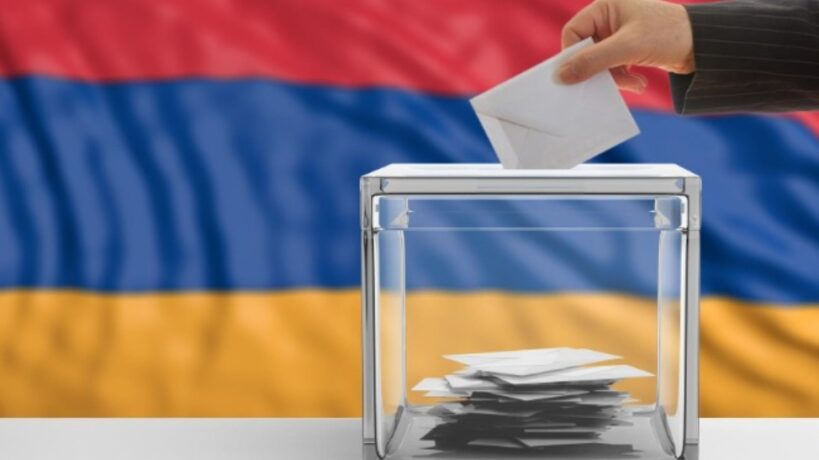 Ընտրություններին չմասնակցելը գործնականում նպաստում է այն քաղաքական ուժերին, որոնք արդեն իսկ ունեն ամենամեծ աջակցությունը։ Սովորաբար դա իշխող ուժն է լինում։ Այս մասին նշեց սոցիոլոգ Արմեն Խաչիկյանը՝ հավելելով, որ բոյկոտը սխալ լուծում է։ Նրա գնահատմամբ՝ ընտրական բոյկոտը ոչ թե թուլացնում է իշխանության դիրքերը, այլ հակառակը՝ մեծացնում է գործող իշխանությունների հարաբերական կշիռը և հնարավորություն տալիս ավելի մեծ ներկայացվածություն ստանալ։ Խաչիկյանի խոսքով՝ եթե իշխող ուժն ունի, օրինակ, 30 տոկոս աջակցություն, ապա ընտրություններին մասնակցության մակարդակն էական ազդեցություն է ունենում վերջնական արդյունքի վրա։ Եթե ընտրություններին մասնակցի ընտրողների 100 տոկոսը, այդ ուժը կստանա իր իրական 30 տոկոսը, սակայն եթե մասնակցությունը նվազի մինչև 60 տոկոս, նույն աջակցությունն ունեցող ուժը ավելի բարձր արդյունք կարձանագրի։ Այդ պատճառով, նրա համոզմամբ, ընտրություններին չմասնակցող քաղաքացիները փաստացիորեն նպաստում են այն ուժի հաջողությանը, որն արդեն իսկ առավել մեծ աջակցություն ունի։ Միաժամանակ սոցիոլոգը կարևոր տարբերակում է կատարում քաղաքական հետաքրքրվածության և ընտրական ակտիվության միջև։ Նրա խոսքով՝ հասարակությունում կարող է առկա լինել քաղաքական տեղեկատվության շատ բարձր սպառում, սակայն դա ինքնին դեռևս չի նշանակում, որ մարդիկ անպայման մասնակցելու են ընտրություններին։ «Մարդիկ կարող են ակտիվորեն հետևել քաղաքական գործընթացներին, քննարկել դրանք, ձևավորել հանրային դիսկուրս, սակայն այդ ամենը կարող է և չվերածվի ընտրական մասնակցության»,- նշում է նա։ Խաչիկյանի դիտարկմամբ՝ Հայաստանում հատկապես տարեց քաղաքացիներն են աչքի ընկնում ինչպես քաղաքական տեղեկատվության ակտիվ սպառմամբ, այնպես էլ ընտրություններին մասնակցությամբ։ Մինչդեռ երիտասարդներն ու Երևանում բնակվող քաղաքացիները հաճախ քաղաքական թեմաներով հետաքրքրված են, հետևում են տեղեկատվությանը, սակայն ընտրություններին մասնակցելու առումով ավելի պասիվ են։ Սոցիոլոգը նաև անդրադառնում է ընտրական պասիվության հիմնական պատճառներին։ Նրա ներկայացմամբ՝ հետազոտությունները ցույց են տալիս, որ ընտրողներին ընտրատեղամասերից հեռու պահող գլխավոր գործոնը ընտրությունների նկատմամբ անվստահությունն է։ Շատ քաղաքացիներ չեն համարում, որ իրենց քվեն կարող է որևէ բան փոխել կամ ազդել ընտրությունների արդյունքների վրա։ Բացի այդ, որոշ քաղաքացիներ համոզված են, որ քաղաքական դաշտում իրենց նախընտրություններին համապատասխանող ուժ գոյություն չունի։ Խաչիկյանը հիշեցնում է, որ Հայաստանում գրանցված են ավելի քան հարյուր կուսակցություններ, իսկ ներկայիս ընտրական գործընթացում մասնակցում են 18 քաղաքական ուժեր, սակայն նույնիսկ այս պայմաններում հասարակության զգալի հատվածը շարունակում է պնդել, որ չունի իրեն ներկայացնող քաղաքական ուժ։ Նրա կարծիքով՝ խնդիրը հաճախ ոչ թե առաջարկի բացակայությունն է, այլ ընտրողների չափազանց բարձր սպասելիքները։ Սոցիոլոգը սա անվանում է քաղաքական «պերֆեկցիոնիզմ»։ «Շատերը պատկերացնում են, որ քաղաքականության մեջ պետք է գոյություն ունենա իրենց սրտի իդեալական քաղաքական ուժը, մինչդեռ իրական կյանքում նման բան գրեթե չի լինում։ Ցանկացած ընտրության դեպքում մարդը ընտրում է ոչ թե կատարյալ տարբերակը, այլ այն տարբերակը, որը տվյալ պահին առավել ընդունելի է»,- նշում է նա։ Սոցիոլոգը մտահոգիչ է համարում նաև ընտրական մասնակցության նվազման միտումը։ Նրա տվյալներով՝ 2018 և 2021 թվականների համապետական ընտրություններում մասնակցությունը կազմել է մոտ 48-49 տոկոս, ինչը զգալիորեն ցածր ցուցանիշ է նախորդ տարիների համեմատ, երբ ակտիվությունը հասնում էր 55-60 տոկոսի և ավելի բարձր մակարդակի։ Նա ընդգծում է, որ վերջին երկու համապետական ընտրությունները տեղի են ունեցել քաղաքական լուրջ փոփոխություններից հետո, երբ հասարակությունը փողոցային պայքարի միջոցով կարողացել էր հասնել իշխանափոխության։ Սակայն նույնիսկ այդ հանգամանքը չի բերել ընտրությունների նկատմամբ վստահության աճի։ «Թվում էր, թե հեղափոխությունից և իշխանափոխությունից հետո քաղաքացիները պետք է ավելի մեծ պատրաստակամությամբ մասնակցեին ընտրություններին, քանի որ սեփական ազդեցությունը քաղաքական գործընթացների վրա արդեն զգացել էին։ Սակայն իրականությունը ցույց է տալիս, որ մարդիկ շարունակում են չհավատալ ընտրությունների արդյունավետությանը և գնալով ավելի քիչ են մասնակցում դրանց»,- նշում է նա։ Խաչիկյանը համոզմունք է հայտնում, որ ժողովրդավարական համակարգում ընտրություններին մասնակցելը շատ ավելի արդյունավետ գործիք է, քան բոյկոտը։ Նրա գնահատմամբ՝ ընտրական բոյկոտը հաճախ վերածվում է ինքնախաբեության, քանի որ քաղաքացին ընտրություններին չմասնակցելով չի կանխում արդյունքների ձևավորումը, այլ պարզապես հրաժարվում է դրանց վրա ազդելու հնարավորությունից։ «Իմ գնահատմամբ՝ ընտրելը, ամեն դեպքում, ավելի ճիշտ ժողովրդավարական մեխանիզմ է, քան բոյկոտը։ Ընտրություններին չմասնակցելը շատ հաճախ ինքնախաբեություն է, որովհետև արդյունքը միևնույն է ձևավորվելու է, իսկ քաղաքացին պարզապես դուրս է մնում այդ գործընթացից»,- եզրափակում է սոցիոլոգը։