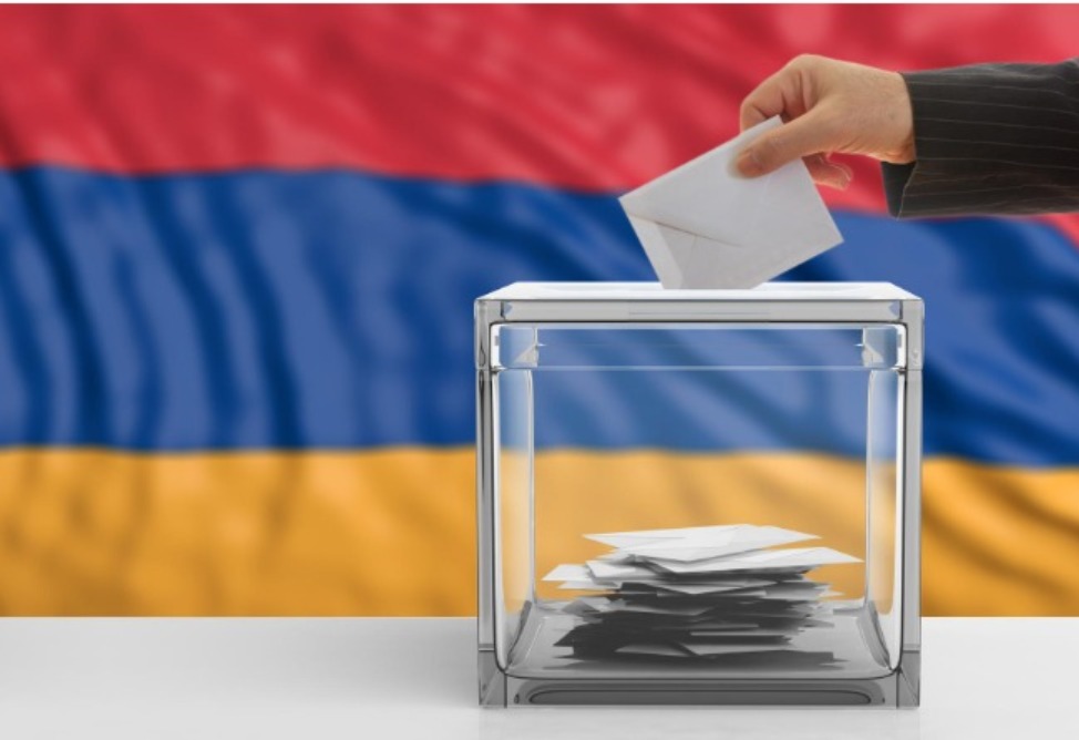 Ընտրություններին չմասնակցելը գործնականում նպաստում է այն քաղաքական ուժերին, որոնք արդեն իսկ ունեն ամենամեծ աջակցությունը։ Սովորաբար դա իշխող ուժն է լինում։ Այս մասին նշեց սոցիոլոգ Արմեն Խաչիկյանը՝ հավելելով, որ բոյկոտը սխալ լուծում է։ Նրա գնահատմամբ՝ ընտրական բոյկոտը ոչ թե թուլացնում է իշխանության դիրքերը, այլ հակառակը՝ մեծացնում է գործող իշխանությունների հարաբերական կշիռը և հնարավորություն տալիս ավելի մեծ ներկայացվածություն ստանալ։ Խաչիկյանի խոսքով՝ եթե իշխող ուժն ունի, օրինակ, 30 տոկոս աջակցություն, ապա ընտրություններին մասնակցության մակարդակն էական ազդեցություն է ունենում վերջնական արդյունքի վրա։ Եթե ընտրություններին մասնակցի ընտրողների 100 տոկոսը, այդ ուժը կստանա իր իրական 30 տոկոսը, սակայն եթե մասնակցությունը նվազի մինչև 60 տոկոս, նույն աջակցությունն ունեցող ուժը ավելի բարձր արդյունք կարձանագրի։ Այդ պատճառով, նրա համոզմամբ, ընտրություններին չմասնակցող քաղաքացիները փաստացիորեն նպաստում են այն ուժի հաջողությանը, որն արդեն իսկ առավել մեծ աջակցություն ունի։ Միաժամանակ սոցիոլոգը կարևոր տարբերակում է կատարում քաղաքական հետաքրքրվածության և ընտրական ակտիվության միջև։ Նրա խոսքով՝ հասարակությունում կարող է առկա լինել քաղաքական տեղեկատվության շատ բարձր սպառում, սակայն դա ինքնին դեռևս չի նշանակում, որ մարդիկ անպայման մասնակցելու են ընտրություններին։ «Մարդիկ կարող են ակտիվորեն հետևել քաղաքական գործընթացներին, քննարկել դրանք, ձևավորել հանրային դիսկուրս, սակայն այդ ամենը կարող է և չվերածվի ընտրական մասնակցության»,- նշում է նա։ Խաչիկյանի դիտարկմամբ՝ Հայաստանում հատկապես տարեց քաղաքացիներն են աչքի ընկնում ինչպես քաղաքական տեղեկատվության ակտիվ սպառմամբ, այնպես էլ ընտրություններին մասնակցությամբ։ Մինչդեռ երիտասարդներն ու Երևանում բնակվող քաղաքացիները հաճախ քաղաքական թեմաներով հետաքրքրված են, հետևում են տեղեկատվությանը, սակայն ընտրություններին մասնակցելու առումով ավելի պասիվ են։ Սոցիոլոգը նաև անդրադառնում է ընտրական պասիվության հիմնական պատճառներին։ Նրա ներկայացմամբ՝ հետազոտությունները ցույց են տալիս, որ ընտրողներին ընտրատեղամասերից հեռու պահող գլխավոր գործոնը ընտրությունների նկատմամբ անվստահությունն է։ Շատ քաղաքացիներ չեն համարում, որ իրենց քվեն կարող է որևէ բան փոխել կամ ազդել ընտրությունների արդյունքների վրա։ Բացի այդ, որոշ քաղաքացիներ համոզված են, որ քաղաքական դաշտում իրենց նախընտրություններին համապատասխանող ուժ գոյություն չունի։ Խաչիկյանը հիշեցնում է, որ Հայաստանում գրանցված են ավելի քան հարյուր կուսակցություններ, իսկ ներկայիս ընտրական գործընթացում մասնակցում են 18 քաղաքական ուժեր, սակայն նույնիսկ այս պայմաններում հասարակության զգալի հատվածը շարունակում է պնդել, որ չունի իրեն ներկայացնող քաղաքական ուժ։ Նրա կարծիքով՝ խնդիրը հաճախ ոչ թե առաջարկի բացակայությունն է, այլ ընտրողների չափազանց բարձր սպասելիքները։ Սոցիոլոգը սա անվանում է քաղաքական «պերֆեկցիոնիզմ»։ «Շատերը պատկերացնում են, որ քաղաքականության մեջ պետք է գոյություն ունենա իրենց սրտի իդեալական քաղաքական ուժը, մինչդեռ իրական կյանքում նման բան գրեթե չի լինում։ Ցանկացած ընտրության դեպքում մարդը ընտրում է ոչ թե կատարյալ տարբերակը, այլ այն տարբերակը, որը տվյալ պահին առավել ընդունելի է»,- նշում է նա։ Սոցիոլոգը մտահոգիչ է համարում նաև ընտրական մասնակցության նվազման միտումը։ Նրա տվյալներով՝ 2018 և 2021 թվականների համապետական ընտրություններում մասնակցությունը կազմել է մոտ 48-49 տոկոս, ինչը զգալիորեն ցածր ցուցանիշ է նախորդ տարիների համեմատ, երբ ակտիվությունը հասնում էր 55-60 տոկոսի և ավելի բարձր մակարդակի։ Նա ընդգծում է, որ վերջին երկու համապետական ընտրությունները տեղի են ունեցել քաղաքական լուրջ փոփոխություններից հետո, երբ հասարակությունը փողոցային պայքարի միջոցով կարողացել էր հասնել իշխանափոխության։ Սակայն նույնիսկ այդ հանգամանքը չի բերել ընտրությունների նկատմամբ վստահության աճի։ «Թվում էր, թե հեղափոխությունից և իշխանափոխությունից հետո քաղաքացիները պետք է ավելի մեծ պատրաստակամությամբ մասնակցեին ընտրություններին, քանի որ սեփական ազդեցությունը քաղաքական գործընթացների վրա արդեն զգացել էին։ Սակայն իրականությունը ցույց է տալիս, որ մարդիկ շարունակում են չհավատալ ընտրությունների արդյունավետությանը և գնալով ավելի քիչ են մասնակցում դրանց»,- նշում է նա։ Խաչիկյանը համոզմունք է հայտնում, որ ժողովրդավարական համակարգում ընտրություններին մասնակցելը շատ ավելի արդյունավետ գործիք է, քան բոյկոտը։ Նրա գնահատմամբ՝ ընտրական բոյկոտը հաճախ վերածվում է ինքնախաբեության, քանի որ քաղաքացին ընտրություններին չմասնակցելով չի կանխում արդյունքների ձևավորումը, այլ պարզապես հրաժարվում է դրանց վրա ազդելու հնարավորությունից։ «Իմ գնահատմամբ՝ ընտրելը, ամեն դեպքում, ավելի ճիշտ ժողովրդավարական մեխանիզմ է, քան բոյկոտը։ Ընտրություններին չմասնակցելը շատ հաճախ ինքնախաբեություն է, որովհետև արդյունքը միևնույն է ձևավորվելու է, իսկ քաղաքացին պարզապես դուրս է մնում այդ գործընթացից»,- եզրափակում է սոցիոլոգը։