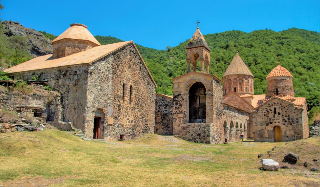 Ադրբեջանը Դադիվանքից հայկական մշակութային արժեքները Հայաստան տեղափոխելու հարցը փորձում է տեղափոխել միջազգային իրավապահ հարթակ՝ դիմելով Ինտերպոլին։ Բաքուն պնդում է, թե վանական համալիրից արժեքները «գողացվել» և տեղափոխվել են Հայաստան, իսկ դրանց տեղափոխման մեջ ներգրավված անձանց նկատմամբ պահանջում է միջազգային հետախուզում հայտարարել։ Արդյոք Ինտերպոլը իսկապես ընթացք է տվել Ադրբեջանի դիմումին։ «Պաշտպանության լավագույն մարտավարությունը հարձակումն է» Քաղաքական մեկնաբան Արտյոմ Երկանյանը Ադրբեջանի այս քայլը դիտարկում է որպես Բաքվի համար արդեն հայտնի քաղաքական մարտավարության հերթական դրսևորում։ Նրա խոսքով՝ մի կողմից Ադրբեջանը շարունակում է հայկական պատմամշակութային ժառանգության ոչնչացման իր քաղաքականությունը, մյուս կողմից՝ հենց հայկական կողմին է մեղադրում այդ ժառանգությունը յուրացնելու մեջ։ «Պաշտպանության լավագույն մարտավարությունը հարձակումն է», - ասում է Երկանյանը՝ նշելով, որ Ադրբեջանը փորձում է նաև միջազգային ոստիկանական մեխանիզմներն օգտագործել իր քաղաքական և աշխարհաքաղաքական նպատակների համար։ Այս համատեքստում նա Դադիվանքի, Գանձասարի և Արցախի մյուս հայկական հուշարձանները «աղվանական» ժառանգություն ներկայացնելու ադրբեջանական փորձերը կապում է Ինտերպոլին ուղղված դիմումի հետ։ Ինտերպոլի կողմից ընդունվելու շանսերը Երկանյանի գնահատմամբ՝ Ադրբեջանի դիմումի՝ Ինտերպոլի կողմից ընդունվելու հիմքերը բացակայում են։ Նա հիշեցնում է, որ Ինտերպոլի կանոնադրությունը սահմանափակում է կազմակերպության միջամտությունը այն գործերին, որոնք ունեն քաղաքական, ռասայական կամ կրոնական բնույթ։ Դադիվանքի դեպքում, նրա խոսքով, այդ հանգամանքը ակնհայտ է։ Երկանյանը նաև հիշեցնում է, որ Ինտերպոլը նախկինում բազմիցս մերժել է Ադրբեջանի նմանատիպ դիմումները։ Մասնավորապես, նա հիշատակում է հասարակական գործիչ Զորի Բալայանի նկատմամբ միջազգային հետախուզում հայտարարելու ադրբեջանական պահանջը, որը ևս մերժվել էր՝ հաշվի առնելով Ինտերպոլի կանոնադրության համապատասխան դրույթները։ «Ես գրեթե վստահ եմ, որ նույն այդ կետը վկայակոչելով՝ այս անգամ ևս այդ պահանջը կմերժվի կամ միգուցե արդեն մերժվել է», - ասում է նա։ Դադիվանքի արժեքների տեղափոխումը՝ ոչ թե գողություն, այլ տարհանում Երկանյանը չի հերքում, որ Դադիվանքից որոշ պատմական և մշակութային արժեքներ՝ այդ թվում զանգեր, խաչեր և խաչքարեր, տեղափոխվել են Հայաստան։ Սակայն, նրա խոսքով, դրանց տեղափոխման նպատակը եղել է հուշարձաններն ու արժեքները հնարավոր ոչնչացումից և վանդալիզմից փրկելը։ Նա այս պնդումը հիմնավորում է Ադրբեջանի վերահսկողության տակ անցած հայկական մշակութային ժառանգության նախկին ճակատագրով։ Երկանյանը հիշեցնում է Ջուղայի խաչքարերի ոչնչացումը, Գանձասարի և Արցախի մյուս հայկական հուշարձանների նկատմամբ իրականացված գործողությունները, ինչպես նաև Ղազանչեցոց եկեղեցու նկատմամբ վերաբերմունքը։ Այս համատեքստում նա կարծում է, որ Դադիվանքի մշակութային արժեքների տեղափոխումը պետք է դիտարկել որպես պատմական ժառանգության տարհանում, այլ ոչ թե քրեական իմաստով գողություն։ Նրա խոսքով՝ այդ քայլի նպատակը եղել է արժեքները հնարավոր պղծումից և վանդալիզմից պաշտպանելը, ուստի հիմքեր չկան այն քրեորեն հետապնդվող արարք որակելու համար։