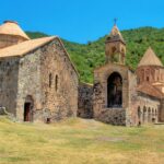 Ադրբեջանը Դադիվանքից հայկական մշակութային արժեքները Հայաստան տեղափոխելու հարցը փորձում է տեղափոխել միջազգային իրավապահ հարթակ՝ դիմելով Ինտերպոլին։ Բաքուն պնդում է, թե վանական համալիրից արժեքները «գողացվել» և տեղափոխվել են Հայաստան, իսկ դրանց տեղափոխման մեջ ներգրավված անձանց նկատմամբ պահանջում է միջազգային հետախուզում հայտարարել։ Արդյոք Ինտերպոլը իսկապես ընթացք է տվել Ադրբեջանի դիմումին։ «Պաշտպանության լավագույն մարտավարությունը հարձակումն է» Քաղաքական մեկնաբան Արտյոմ Երկանյանը Ադրբեջանի այս քայլը դիտարկում է որպես Բաքվի համար արդեն հայտնի քաղաքական մարտավարության հերթական դրսևորում։ Նրա խոսքով՝ մի կողմից Ադրբեջանը շարունակում է հայկական պատմամշակութային ժառանգության ոչնչացման իր քաղաքականությունը, մյուս կողմից՝ հենց հայկական կողմին է մեղադրում այդ ժառանգությունը յուրացնելու մեջ։ «Պաշտպանության լավագույն մարտավարությունը հարձակումն է», - ասում է Երկանյանը՝ նշելով, որ Ադրբեջանը փորձում է նաև միջազգային ոստիկանական մեխանիզմներն օգտագործել իր քաղաքական և աշխարհաքաղաքական նպատակների համար։ Այս համատեքստում նա Դադիվանքի, Գանձասարի և Արցախի մյուս հայկական հուշարձանները «աղվանական» ժառանգություն ներկայացնելու ադրբեջանական փորձերը կապում է Ինտերպոլին ուղղված դիմումի հետ։ Ինտերպոլի կողմից ընդունվելու շանսերը Երկանյանի գնահատմամբ՝ Ադրբեջանի դիմումի՝ Ինտերպոլի կողմից ընդունվելու հիմքերը բացակայում են։ Նա հիշեցնում է, որ Ինտերպոլի կանոնադրությունը սահմանափակում է կազմակերպության միջամտությունը այն գործերին, որոնք ունեն քաղաքական, ռասայական կամ կրոնական բնույթ։ Դադիվանքի դեպքում, նրա խոսքով, այդ հանգամանքը ակնհայտ է։ Երկանյանը նաև հիշեցնում է, որ Ինտերպոլը նախկինում բազմիցս մերժել է Ադրբեջանի նմանատիպ դիմումները։ Մասնավորապես, նա հիշատակում է հասարակական գործիչ Զորի Բալայանի նկատմամբ միջազգային հետախուզում հայտարարելու ադրբեջանական պահանջը, որը ևս մերժվել էր՝ հաշվի առնելով Ինտերպոլի կանոնադրության համապատասխան դրույթները։ «Ես գրեթե վստահ եմ, որ նույն այդ կետը վկայակոչելով՝ այս անգամ ևս այդ պահանջը կմերժվի կամ միգուցե արդեն մերժվել է», - ասում է նա։ Դադիվանքի արժեքների տեղափոխումը՝ ոչ թե գողություն, այլ տարհանում Երկանյանը չի հերքում, որ Դադիվանքից որոշ պատմական և մշակութային արժեքներ՝ այդ թվում զանգեր, խաչեր և խաչքարեր, տեղափոխվել են Հայաստան։ Սակայն, նրա խոսքով, դրանց տեղափոխման նպատակը եղել է հուշարձաններն ու արժեքները հնարավոր ոչնչացումից և վանդալիզմից փրկելը։ Նա այս պնդումը հիմնավորում է Ադրբեջանի վերահսկողության տակ անցած հայկական մշակութային ժառանգության նախկին ճակատագրով։ Երկանյանը հիշեցնում է Ջուղայի խաչքարերի ոչնչացումը, Գանձասարի և Արցախի մյուս հայկական հուշարձանների նկատմամբ իրականացված գործողությունները, ինչպես նաև Ղազանչեցոց եկեղեցու նկատմամբ վերաբերմունքը։ Այս համատեքստում նա կարծում է, որ Դադիվանքի մշակութային արժեքների տեղափոխումը պետք է դիտարկել որպես պատմական ժառանգության տարհանում, այլ ոչ թե քրեական իմաստով գողություն։ Նրա խոսքով՝ այդ քայլի նպատակը եղել է արժեքները հնարավոր պղծումից և վանդալիզմից պաշտպանելը, ուստի հիմքեր չկան այն քրեորեն հետապնդվող արարք որակելու համար։
