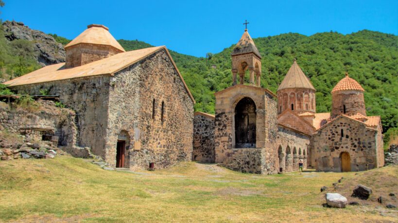 Ադրբեջանը Դադիվանքից հայկական մշակութային արժեքները Հայաստան տեղափոխելու հարցը փորձում է տեղափոխել միջազգային իրավապահ հարթակ՝ դիմելով Ինտերպոլին։ Բաքուն պնդում է, թե վանական համալիրից արժեքները «գողացվել» և տեղափոխվել են Հայաստան, իսկ դրանց տեղափոխման մեջ ներգրավված անձանց նկատմամբ պահանջում է միջազգային հետախուզում հայտարարել։ Արդյոք Ինտերպոլը իսկապես ընթացք է տվել Ադրբեջանի դիմումին։ «Պաշտպանության լավագույն մարտավարությունը հարձակումն է» Քաղաքական մեկնաբան Արտյոմ Երկանյանը Ադրբեջանի այս քայլը դիտարկում է որպես Բաքվի համար արդեն հայտնի քաղաքական մարտավարության հերթական դրսևորում։ Նրա խոսքով՝ մի կողմից Ադրբեջանը շարունակում է հայկական պատմամշակութային ժառանգության ոչնչացման իր քաղաքականությունը, մյուս կողմից՝ հենց հայկական կողմին է մեղադրում այդ ժառանգությունը յուրացնելու մեջ։ «Պաշտպանության լավագույն մարտավարությունը հարձակումն է», - ասում է Երկանյանը՝ նշելով, որ Ադրբեջանը փորձում է նաև միջազգային ոստիկանական մեխանիզմներն օգտագործել իր քաղաքական և աշխարհաքաղաքական նպատակների համար։ Այս համատեքստում նա Դադիվանքի, Գանձասարի և Արցախի մյուս հայկական հուշարձանները «աղվանական» ժառանգություն ներկայացնելու ադրբեջանական փորձերը կապում է Ինտերպոլին ուղղված դիմումի հետ։ Ինտերպոլի կողմից ընդունվելու շանսերը Երկանյանի գնահատմամբ՝ Ադրբեջանի դիմումի՝ Ինտերպոլի կողմից ընդունվելու հիմքերը բացակայում են։ Նա հիշեցնում է, որ Ինտերպոլի կանոնադրությունը սահմանափակում է կազմակերպության միջամտությունը այն գործերին, որոնք ունեն քաղաքական, ռասայական կամ կրոնական բնույթ։ Դադիվանքի դեպքում, նրա խոսքով, այդ հանգամանքը ակնհայտ է։ Երկանյանը նաև հիշեցնում է, որ Ինտերպոլը նախկինում բազմիցս մերժել է Ադրբեջանի նմանատիպ դիմումները։ Մասնավորապես, նա հիշատակում է հասարակական գործիչ Զորի Բալայանի նկատմամբ միջազգային հետախուզում հայտարարելու ադրբեջանական պահանջը, որը ևս մերժվել էր՝ հաշվի առնելով Ինտերպոլի կանոնադրության համապատասխան դրույթները։ «Ես գրեթե վստահ եմ, որ նույն այդ կետը վկայակոչելով՝ այս անգամ ևս այդ պահանջը կմերժվի կամ միգուցե արդեն մերժվել է», - ասում է նա։ Դադիվանքի արժեքների տեղափոխումը՝ ոչ թե գողություն, այլ տարհանում Երկանյանը չի հերքում, որ Դադիվանքից որոշ պատմական և մշակութային արժեքներ՝ այդ թվում զանգեր, խաչեր և խաչքարեր, տեղափոխվել են Հայաստան։ Սակայն, նրա խոսքով, դրանց տեղափոխման նպատակը եղել է հուշարձաններն ու արժեքները հնարավոր ոչնչացումից և վանդալիզմից փրկելը։ Նա այս պնդումը հիմնավորում է Ադրբեջանի վերահսկողության տակ անցած հայկական մշակութային ժառանգության նախկին ճակատագրով։ Երկանյանը հիշեցնում է Ջուղայի խաչքարերի ոչնչացումը, Գանձասարի և Արցախի մյուս հայկական հուշարձանների նկատմամբ իրականացված գործողությունները, ինչպես նաև Ղազանչեցոց եկեղեցու նկատմամբ վերաբերմունքը։ Այս համատեքստում նա կարծում է, որ Դադիվանքի մշակութային արժեքների տեղափոխումը պետք է դիտարկել որպես պատմական ժառանգության տարհանում, այլ ոչ թե քրեական իմաստով գողություն։ Նրա խոսքով՝ այդ քայլի նպատակը եղել է արժեքները հնարավոր պղծումից և վանդալիզմից պաշտպանելը, ուստի հիմքեր չկան այն քրեորեն հետապնդվող արարք որակելու համար։